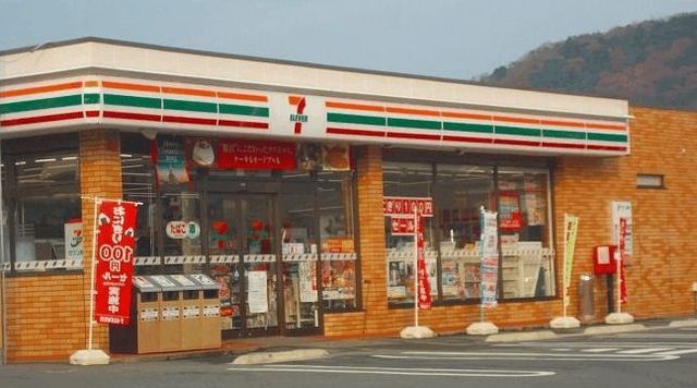 コンビニ　セブンイレブン（コンビニ）まで350m
