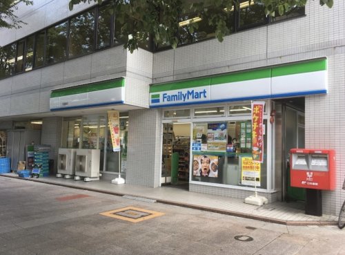 コンビニ　ファミリーマート 久屋通店（コンビニ）まで70m
