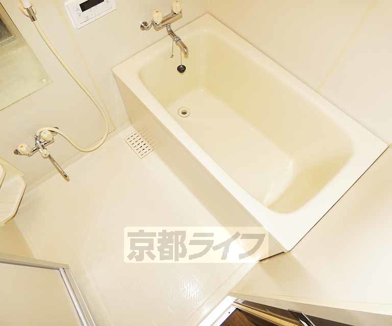 バス・シャワールーム　鏡のついた便利なお風呂