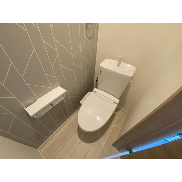 トイレ　ウォシュレット付きトイレです　上段には小物収納スペース付き