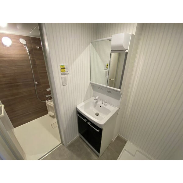 洗面設備　室内洗濯置き場です