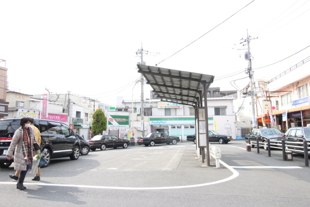 コンビニ　ファミリーマート柿生駅前店（コンビニ）まで637m