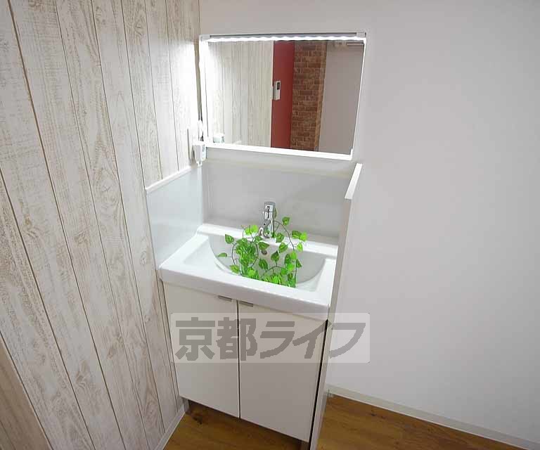 洗面設備　独立した洗面台です。