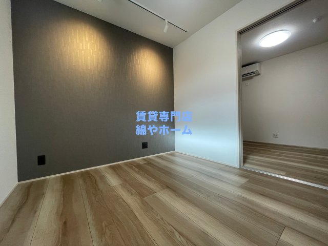 居室・リビング　落ち着いた色調の洋室です