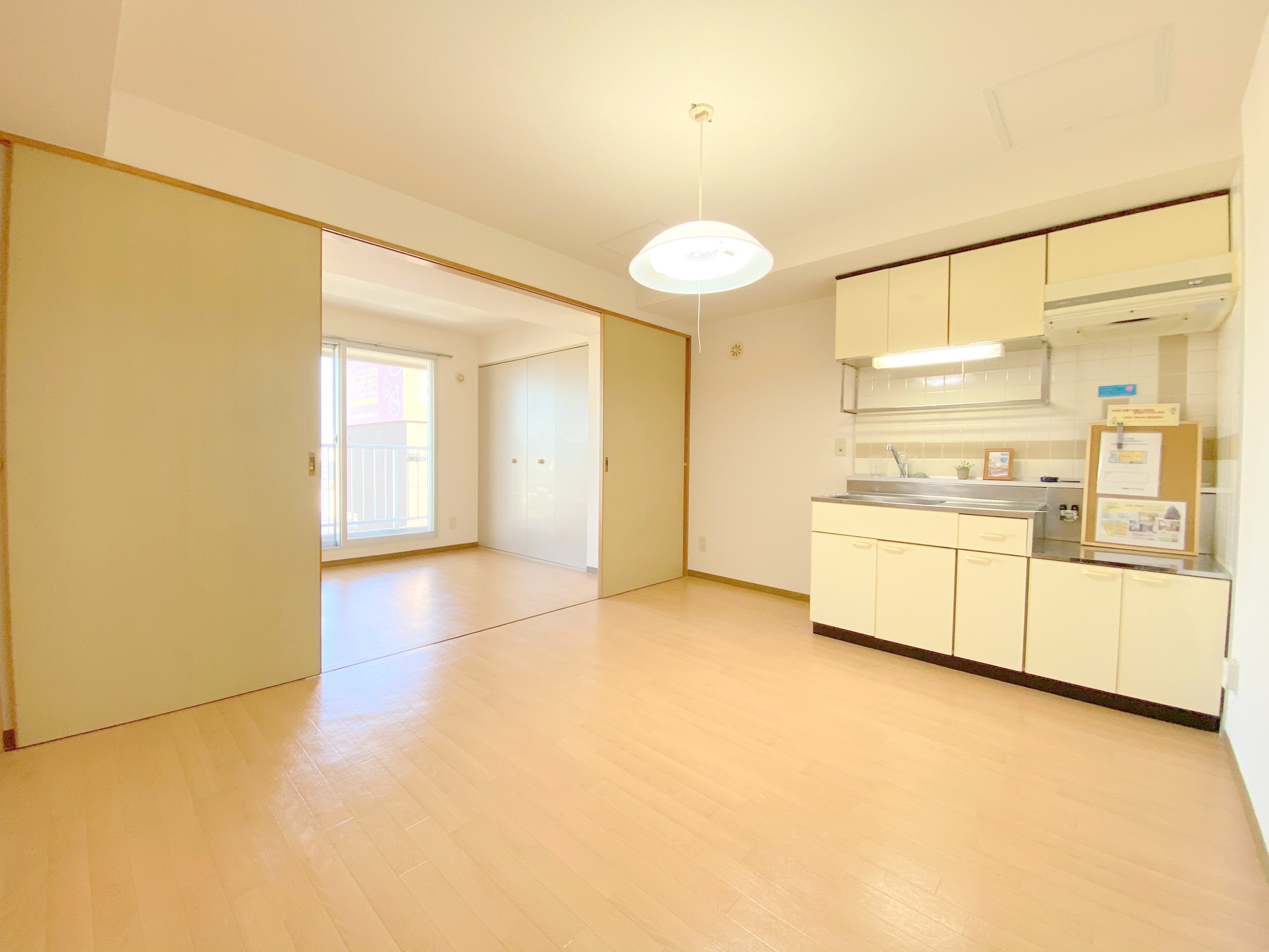 居室・リビング　明るい居間で気持ちまで明るくなりますね！