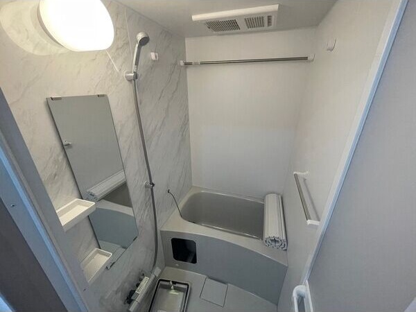 バス・シャワールーム　※写真は同じマンションの違う部屋のものになります。