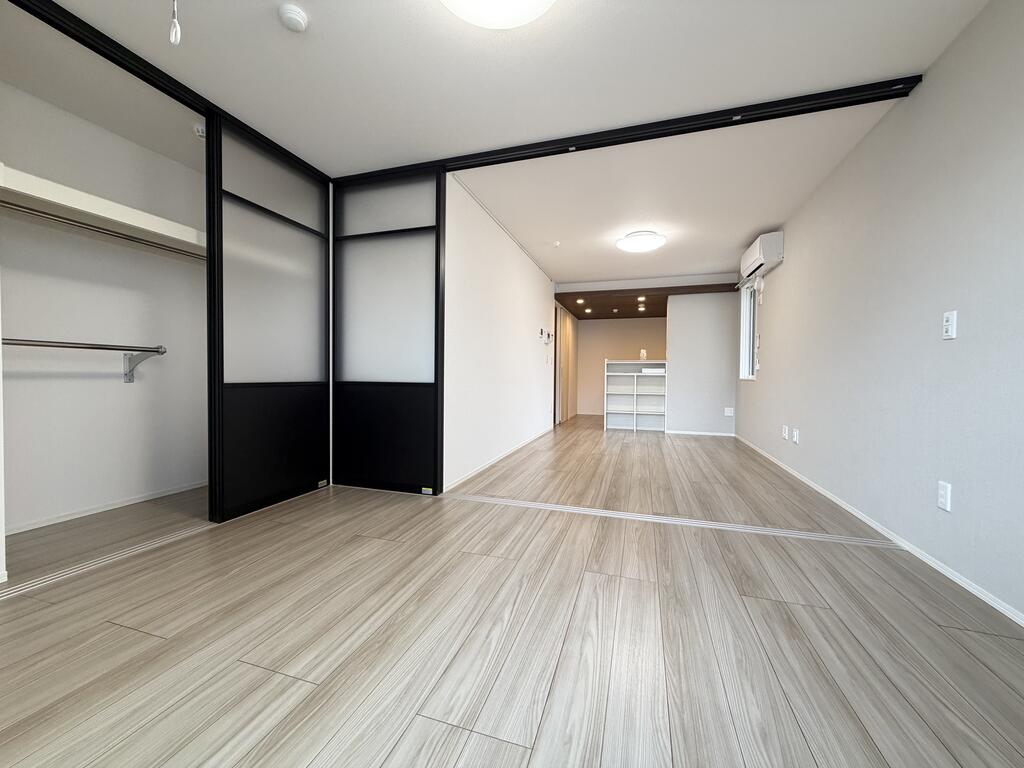 居室・リビング　以下写真は別部屋　反転しています