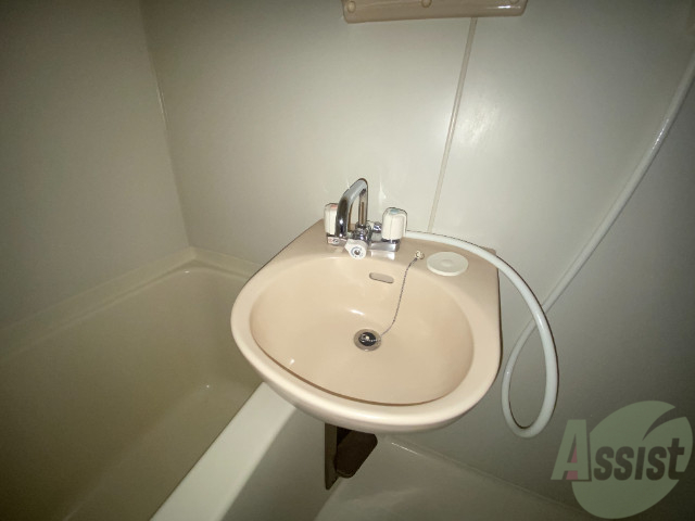 洗面設備　洗面台はバスルームの横に付いていました。