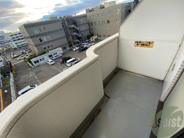 バルコニー　バルコニーがあるので洗濯物は外に干せそうですね～。