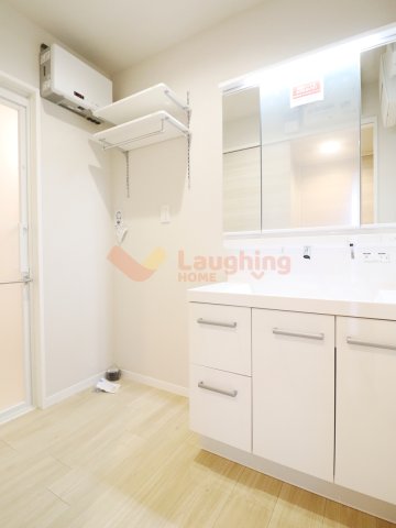 洗面設備　明るい洗面所です