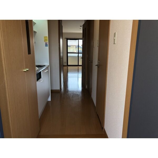玄関　室内写真は別部屋の写真です。