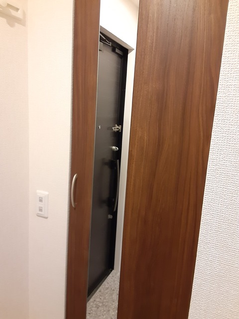 玄関　玄関脇には姿見付シューズボックス★
