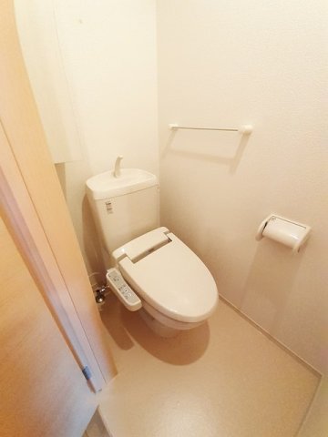 トイレ　落ち着いた色調のトイレです