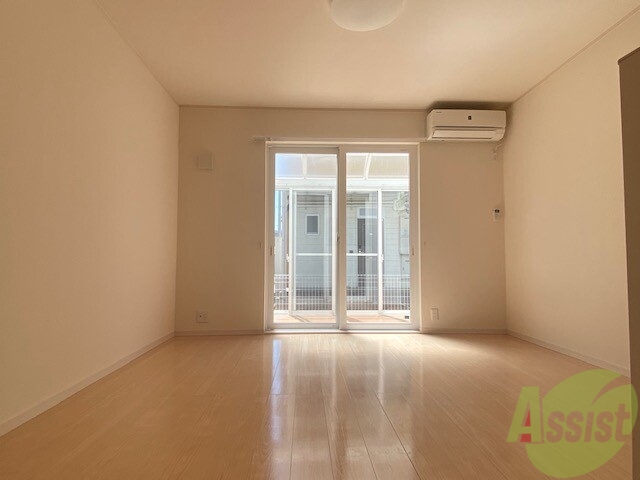 居室・リビング　日差しが良く入り、明るく過ごしやすいお部屋です。