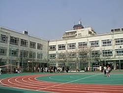 小学校　新宿区立落合第二小学校（小学校）まで719m