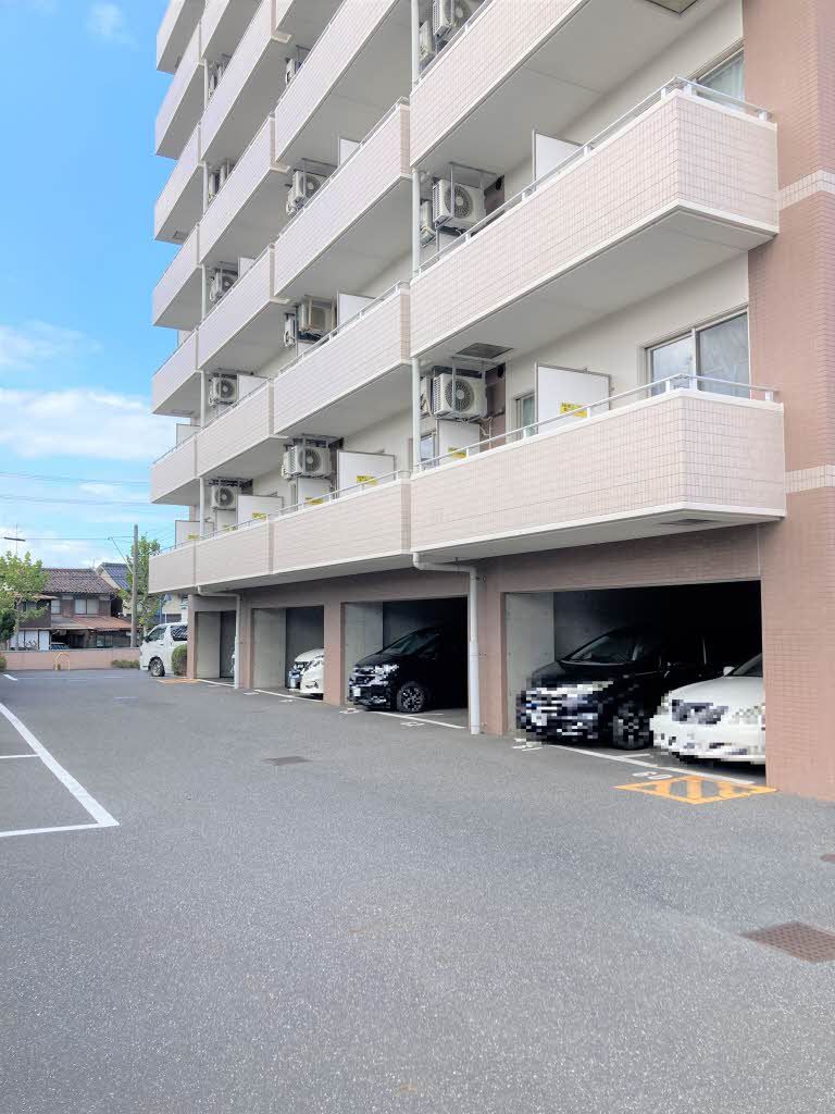 駐車場　屋根付き駐車場（Ｂ棟