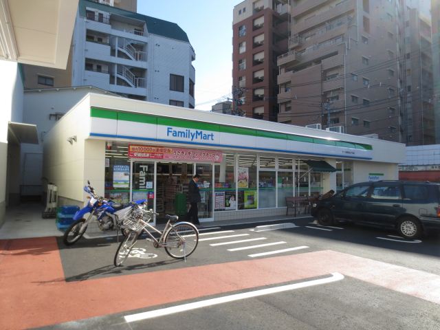 コンビニ　ファミリーマート（コンビニ）まで490m