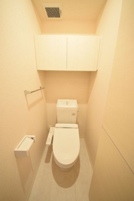 トイレ　洗浄機能付き便座　上部収納有り