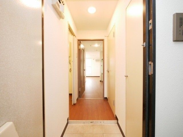 玄関　※写真は別号室です。