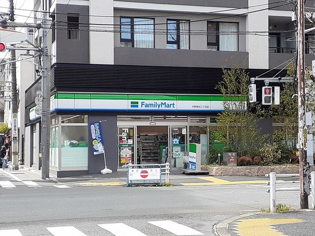 コンビニ　ファミリーマート（コンビニ）まで51m