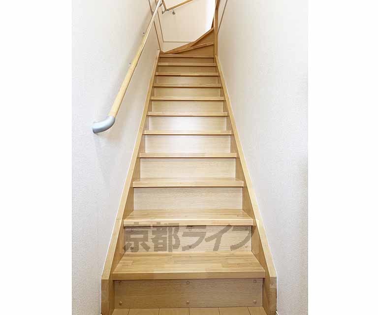 その他部屋・スペース　玄関すぐの階段です！