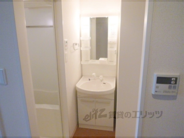 洗面設備　照明が明るいお部屋です