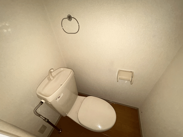 トイレ　白を基調とした落ち着いた雰囲気のトイレ