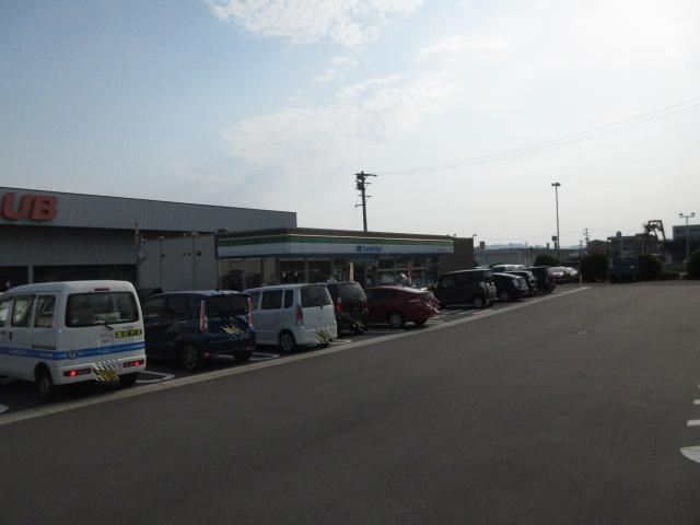 コンビニ　ファミリーマート（コンビニ）まで320m
