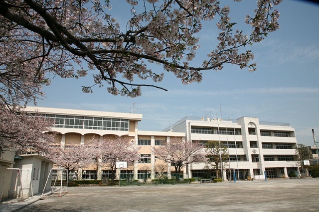 中学校　大田区立蒲田中学校（中学校）まで708m