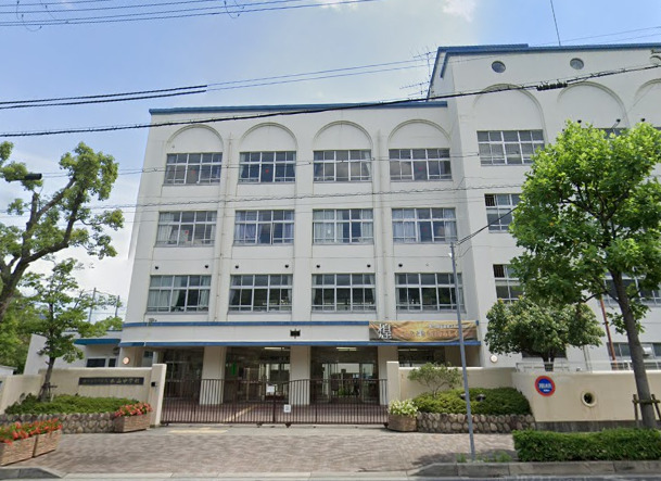 中学校　神戸市立本山中学校（中学校）まで211m
