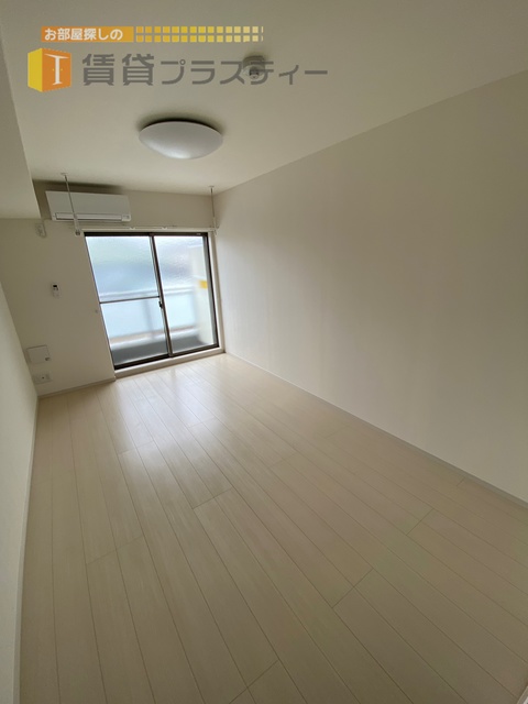 居室・リビング　白を基調とした綺麗なお部屋です。