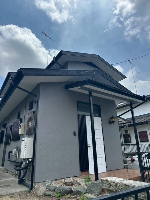 建物外観　外観も塗装済みでキレイな色です！