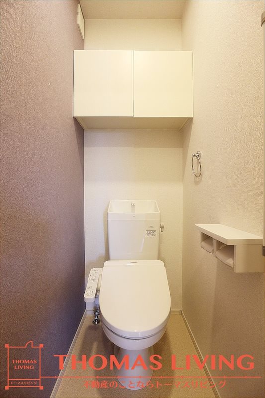 トイレ　収納棚・温水洗浄便座付きのトイレです。