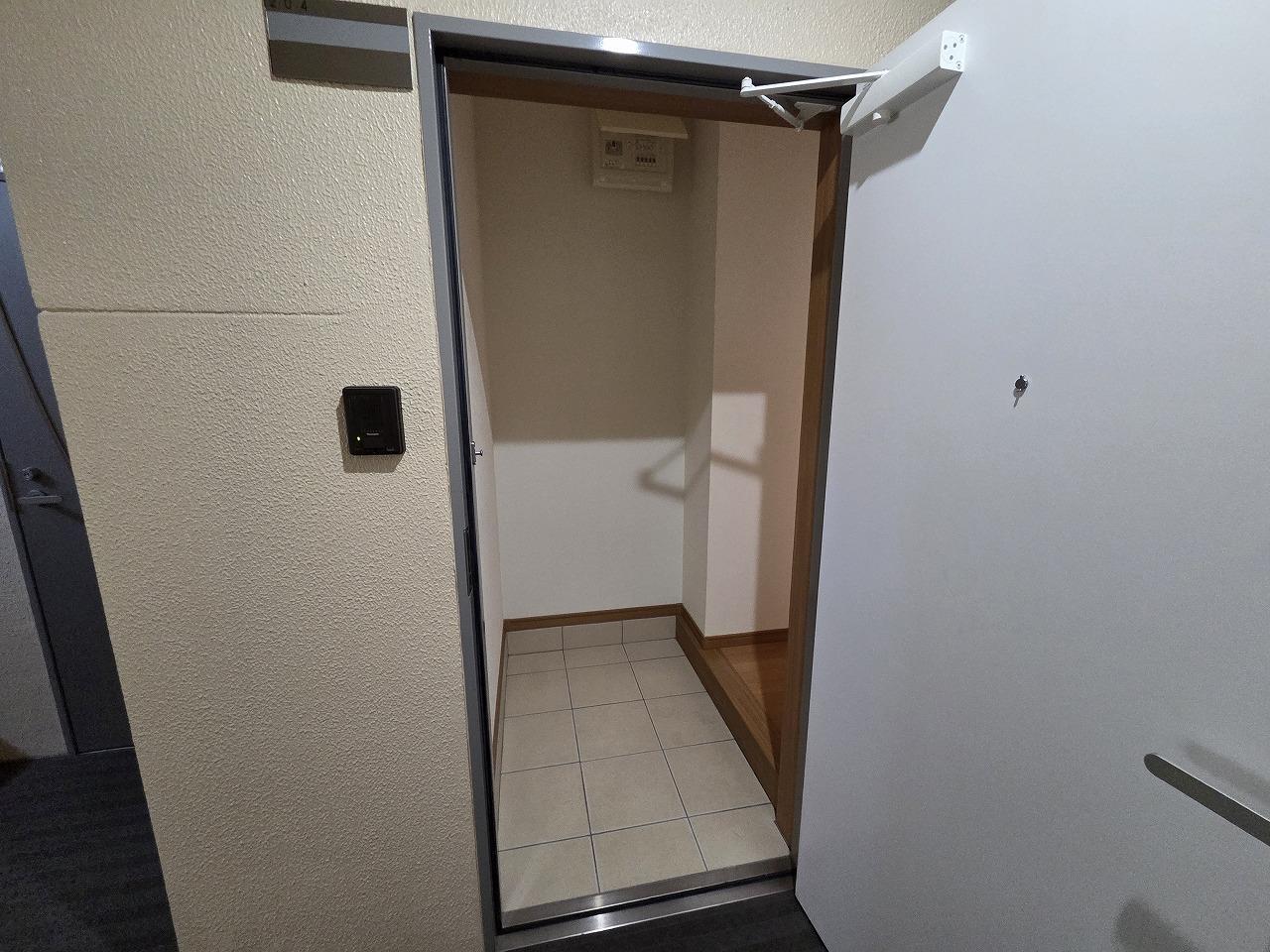 玄関　出入りしやすい段差の少ない玄関♪（同仕様画像）