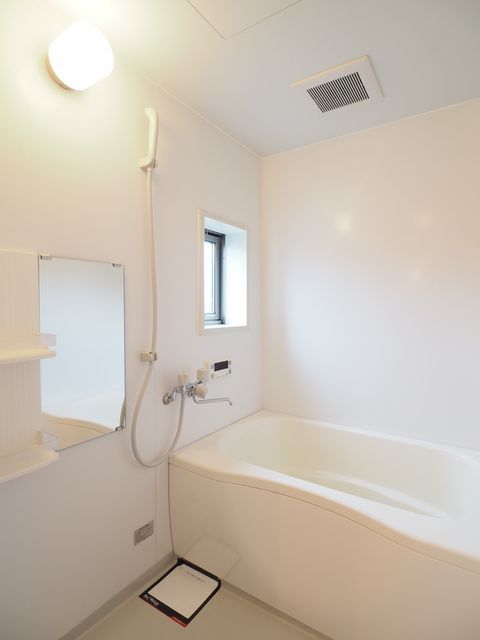 バス・シャワールーム　採光と換気を考慮した小窓の付いた浴室