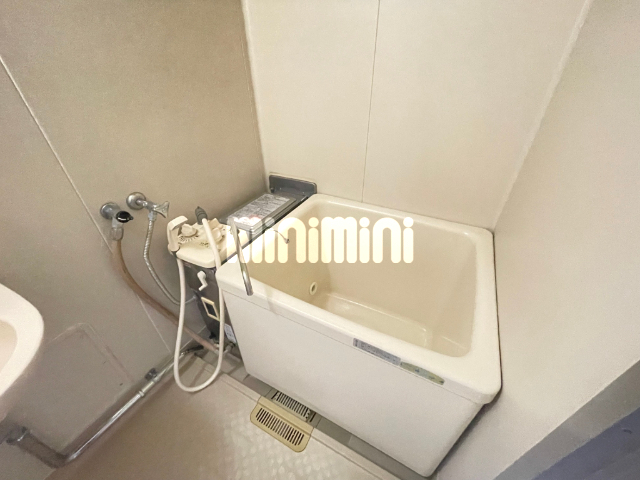 バス・シャワールーム　バランス釜、追い焚きもできます