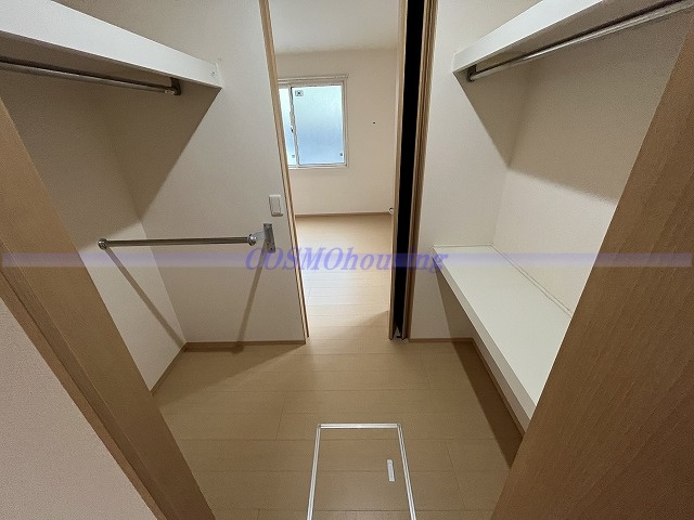 収納　ウォークスルークローゼット