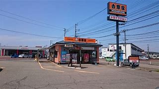 飲食店　吉野家上越高田店（飲食店）まで631m