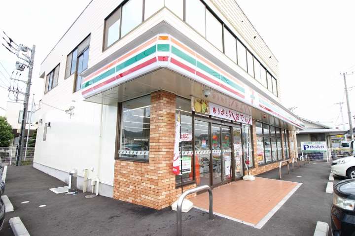 コンビニ　セブンイレブン（コンビニ）まで656m