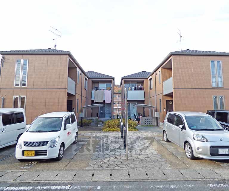 京都市北区西賀茂蟹ケ坂町のアパートの建物外観