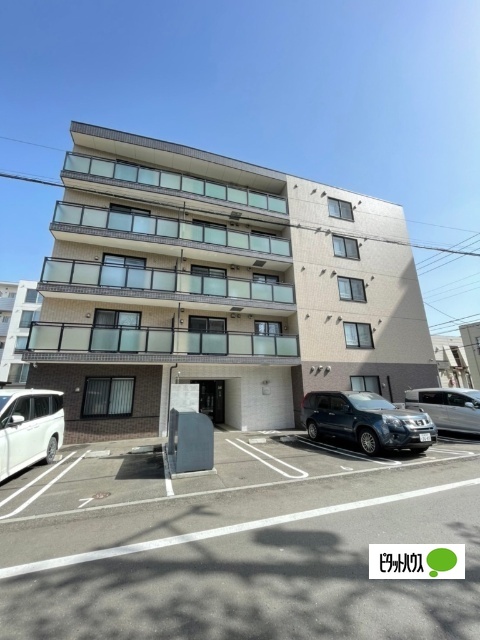 札幌市西区二十四軒四条のマンションの建物外観