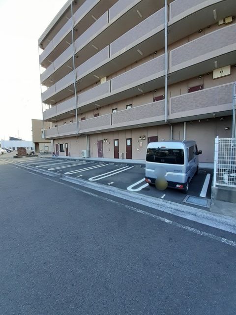 【新居浜市坂井町のマンションの駐車場】