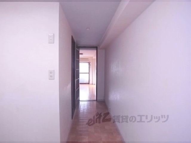 その他部屋・スペース　玄関から廊下を見た写真です