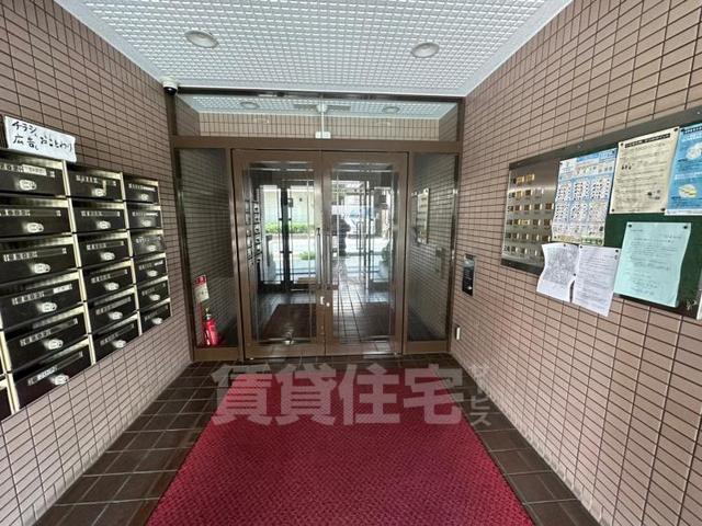 【岡町百番館のエントランス】