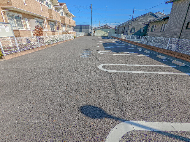 【伊勢崎市境女塚のアパートの駐車場】