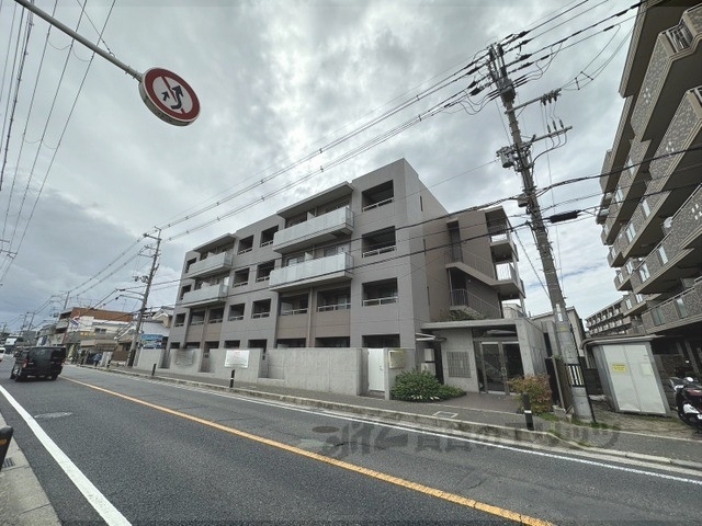 【宇治市伊勢田町のマンションの建物外観】