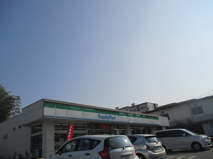 コンビニ　ファミリーマート（コンビニ）まで235m
