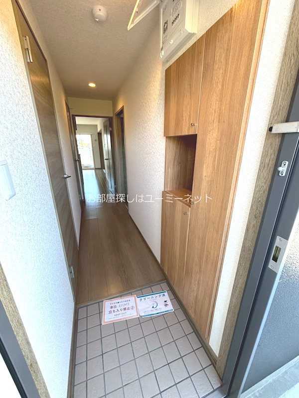 玄関　201号室の写真です。現況と相違がある場合は、現況優先。