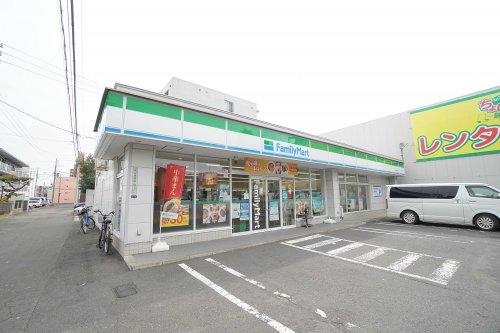 コンビニ　ファミリーマート 札幌南12条店（コンビニ）まで202m