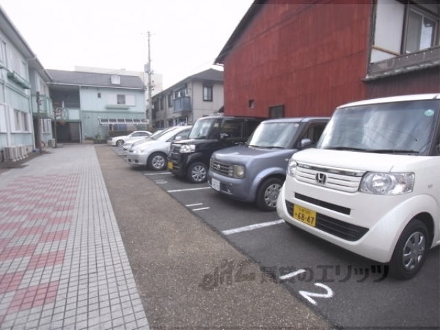 【京都市南区西九条豊田町のアパートの駐車場】